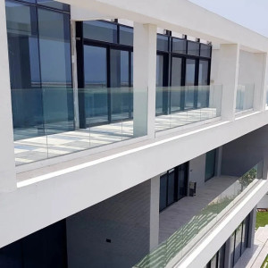 Glass balcony railing installation in Muscat and Sohar Oman 4 - تركيب درابزين شرفة زجاجي… – glass railing and balustrade installation – Al…